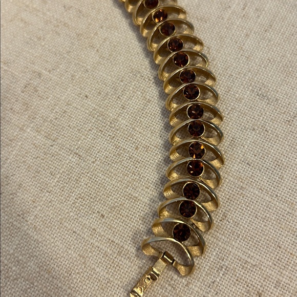 Gorgeous Crown Trifari Gold Tone Root Beer Rhinestone Bracelet - Picture 2 of 5